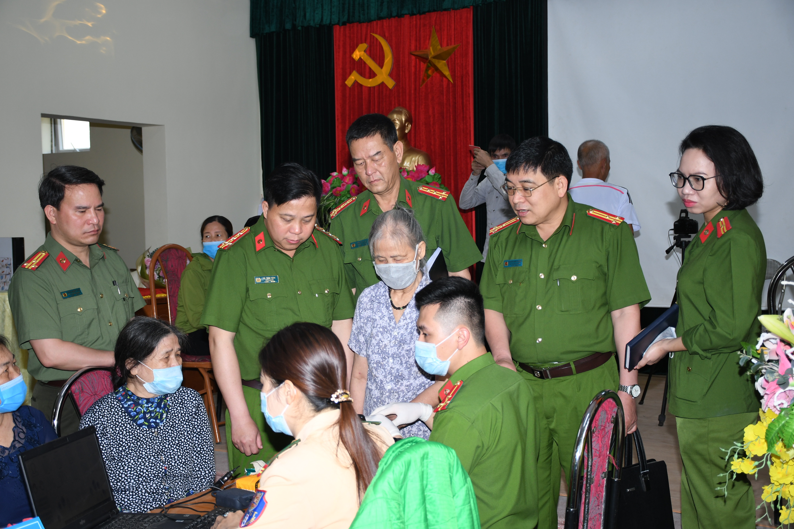 Khen thưởng Công an quận Đồ Sơn đạt chỉ tiêu thu nhận trên 500 hồ sơ cấp CCCD gắn chíp điện tử